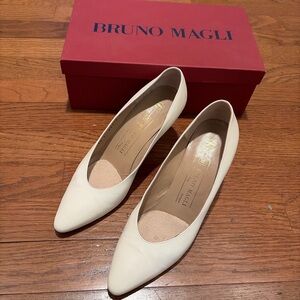 Vintage Bruno Magli women’s pumps - classic white leather w/Box. Size 8 AA. EXC.